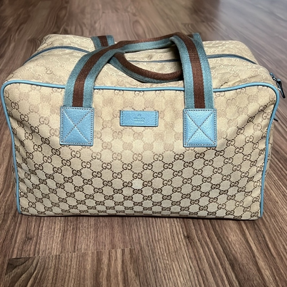 A402- 💯 % authentic Gucci duffel bag